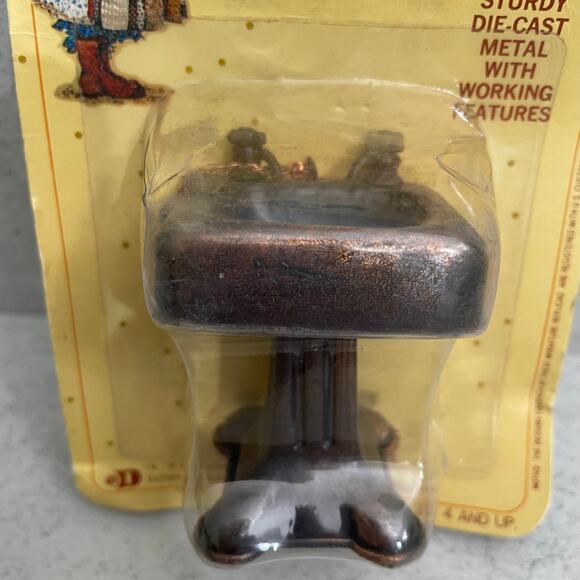 Vintage Holly Hobbie Collectors Miniatures No. 45 Pedestal Sink - Picture 2 of 3